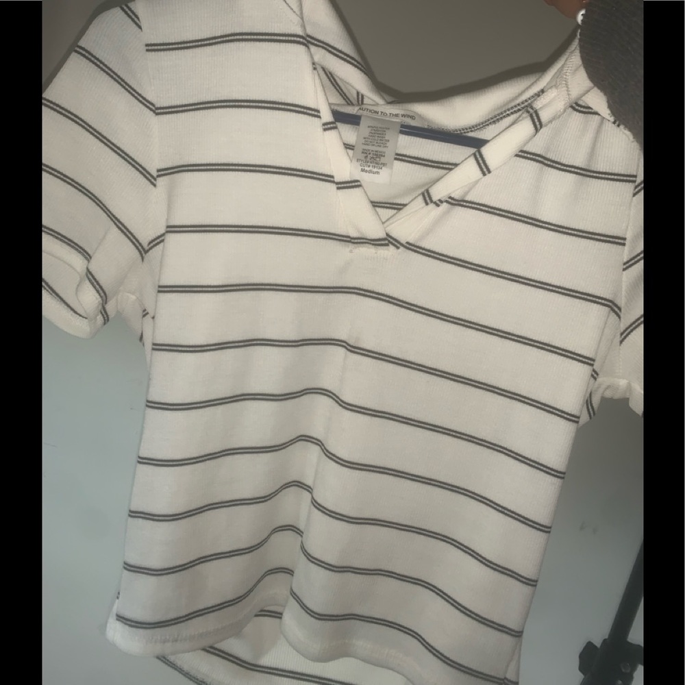 Very cute black n white collared crop top, size medium